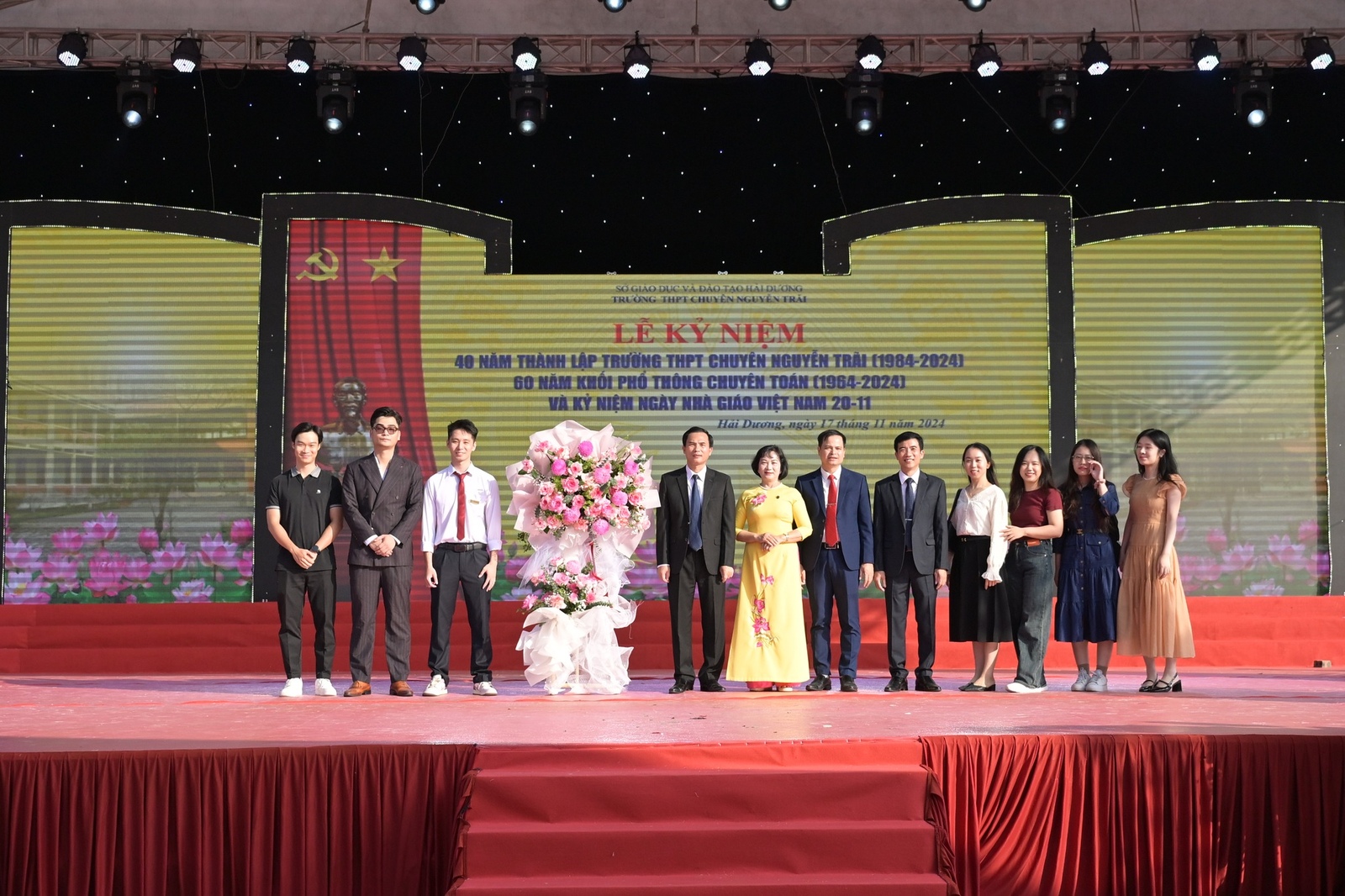 Nhấn để phóng to